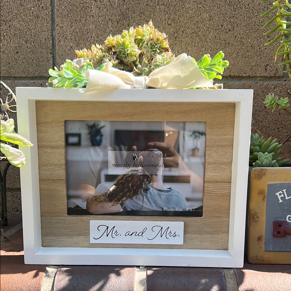 Wendy Bellissimo Cream and White Picture Frame Wall Decor